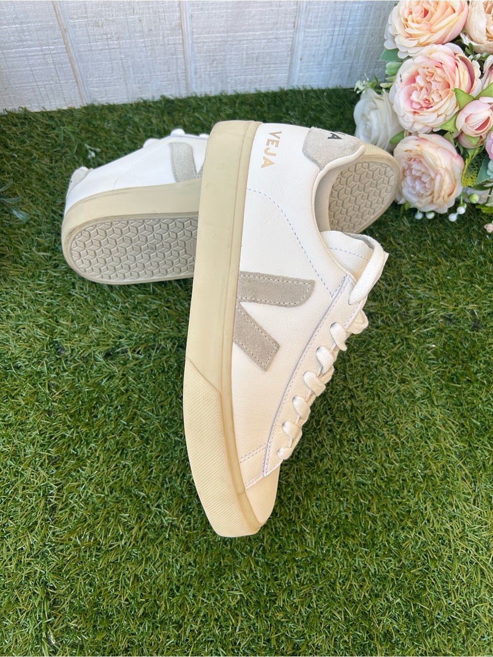 VEJA White Leather low top sneakers White leather light grey suede logo  size 8 - Picture 6 of 16